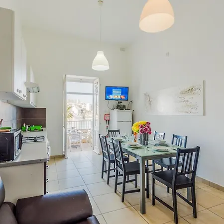 아파트 Blue Harbour 2 Bedroom Seafront With Large Terrace With Spectacular Sea Views - By Getawaysmalta *